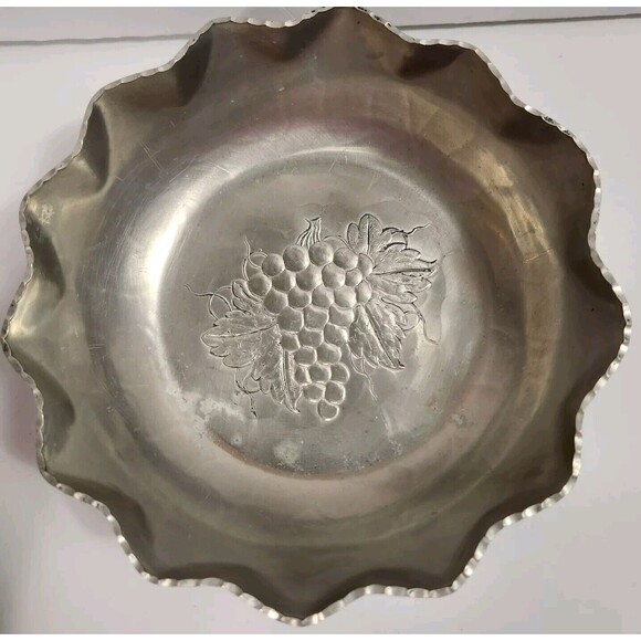 Vintage Federal Silver Co. Hand Wrought Aluminum Bowl Etched Grapes - Picture 1 of 11